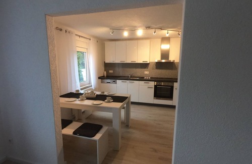 Trossingen Apartamento | Moderno y luminoso apartamento de 2.5 habitaciones con amplio baño y cocina en Trossingen