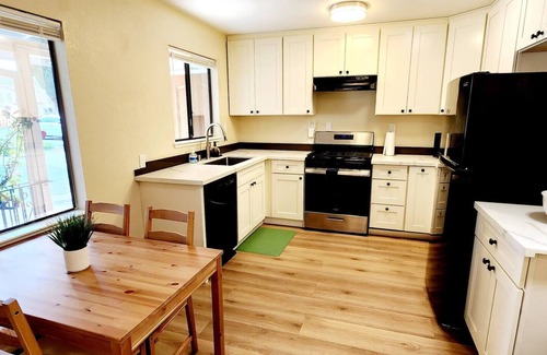 The Villas Apartamento | Modern & Bright 2BR Santana Row | Silicon Valley Stay