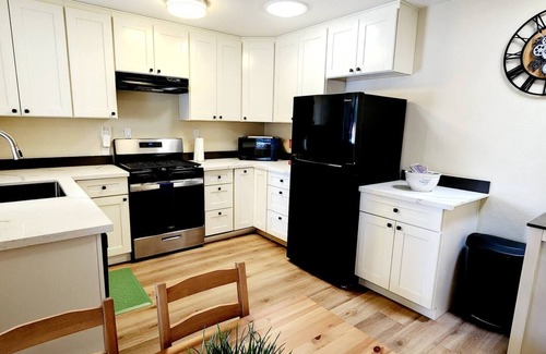 The Villas Apartamento | Modern & Bright 2BR Santana Row | Silicon Valley Stay