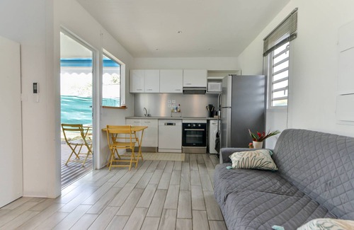 Baie-Mahault Casa | Bungalow-Bleu-Moderno-Baño tipo “wet room”-Vista a la Piscina