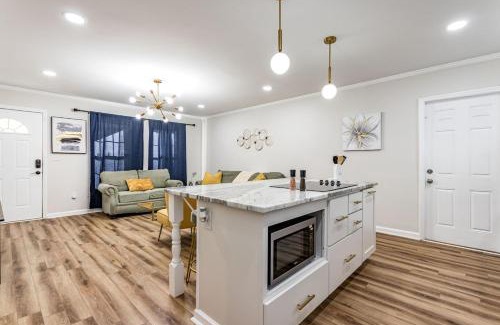 Downtown Casa | Modern bungalow in the heart of Raleigh w King bed