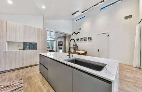 Black Bart Cabina | Modern Cabin - Unmatched Luxury - Brand New, Eco Friendly, Hot Tub