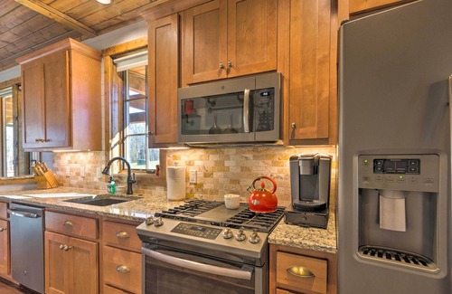 Tuckasegee Cabina | Modern Cabin w/ Deck, Grill & Chinquapin Amenities