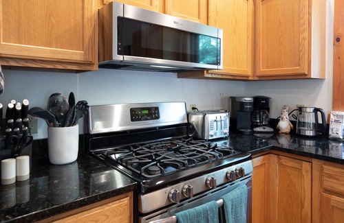 Chestertown Cabina | Modern Cabin w/ Hot Tub-Minutes to Lakes & Skiing
