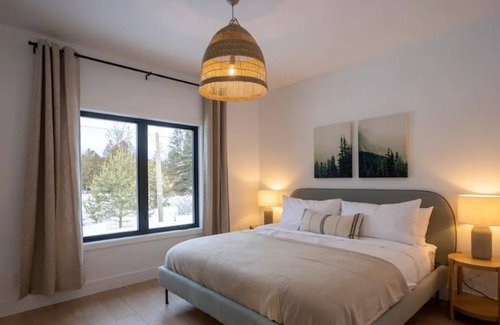 Arundel Cabina | Modern Canadian farmhouse across from golf course