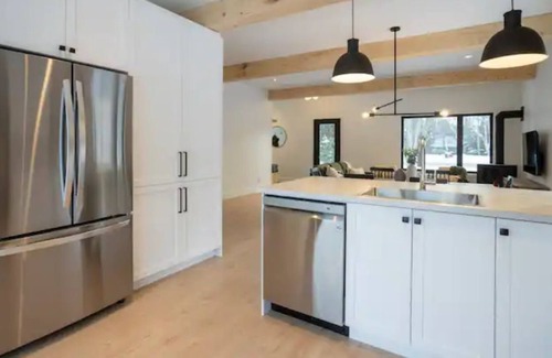 Arundel Cabina | Modern Canadian farmhouse across from golf course