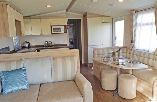 Cross Inn Casa | Modern caravan with one double and two twins.
