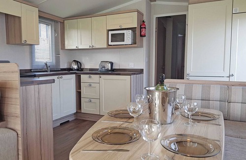 Cross Inn Casa | Modern caravan with one double and two twins.