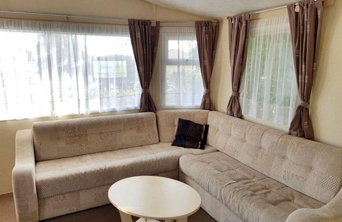 Cross Inn Casa | Modern caravan with one double and two twins.