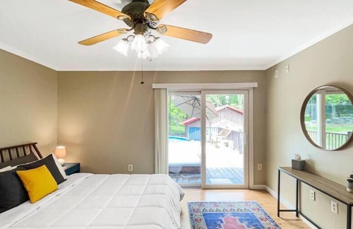 Kerhonkson Cabina | Modern Catskills Oasis w Pool and Bar Hall
