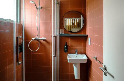 Chatham Casa | Modern Chatham home with garden retreat