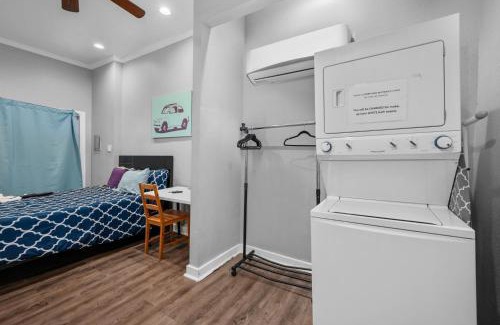 Neartown Apartamento | Modern & Chic Montrose Studio - Prime Location & Free Parking