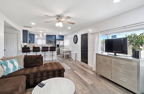 Palmdale Casa | Modern City Ranch Family Home Access by Dirt Road