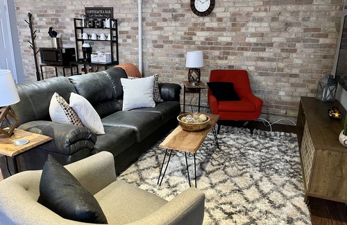 Bay City Apartamento | Modern clean 1 BR apartment near River in Historic District restaurants/bars