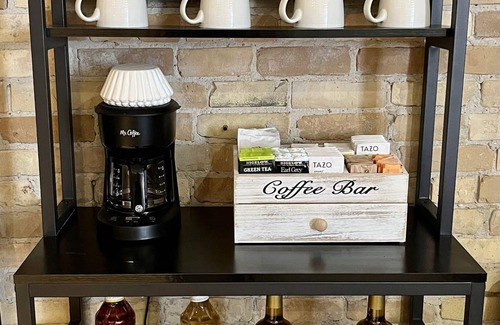 Bay City Apartamento | Modern clean 1 BR apartment near River in Historic District restaurants/bars