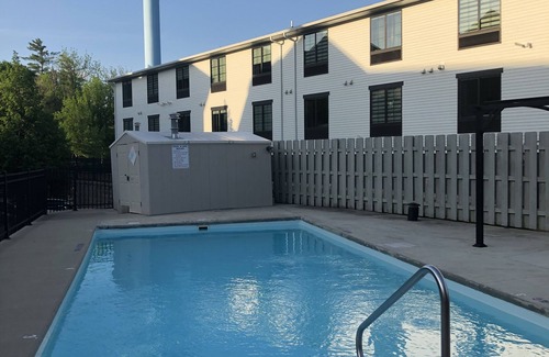 Arnolds Park Condominio | Modern clean 2BR/2BA condo with patio & grill, in the heart of Okoboji, IA.