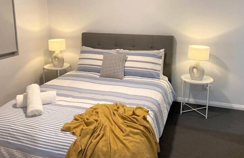 Cloverdale Apartamento | MODERN CLOSE AIRPORT/SHOPS FREE NETFLIX WINE WIFI