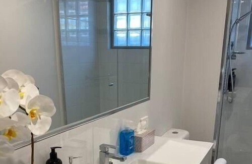 Cloverdale Apartamento | MODERN CLOSE AIRPORT/SHOPS FREE NETFLIX WINE WIFI