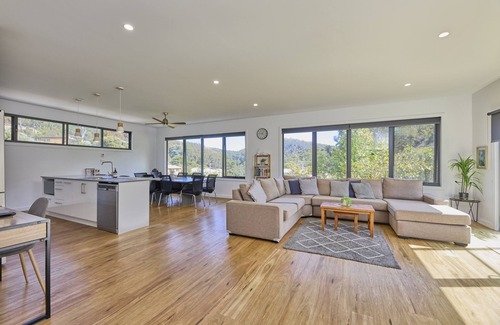 West Launceston Casa | Modern Comfort Meets Natural Beauty – A Perfect Getaway!