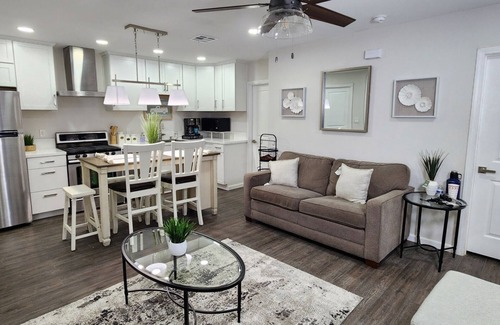El Centro Casa | Modern Comfort- Full Kitchen + Private Parking- Ideal for Professionals