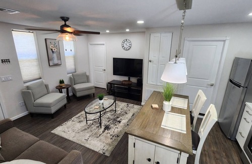El Centro Casa | Modern Comfort- Full Kitchen + Private Parking- Ideal for Professionals