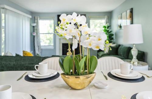 Afton Casa | Modern Comfort Loves Park - Stylish 3BR Getaway