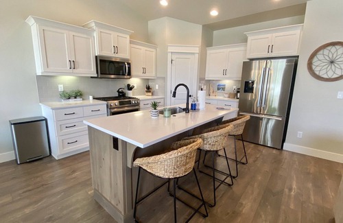 Meridian Casa | Modern Comfy 3BR house near the Village + Downtown