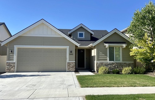 Meridian Casa | Modern Comfy 3BR house near the Village + Downtown