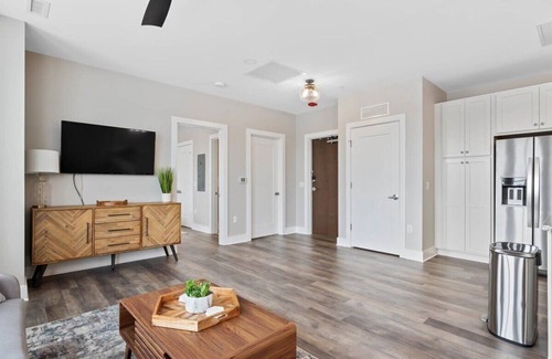 Fuquay-Varina Condominio | Modern condo - DT Fuquay - Free Parking - walk to restaurants, coffee, breweries