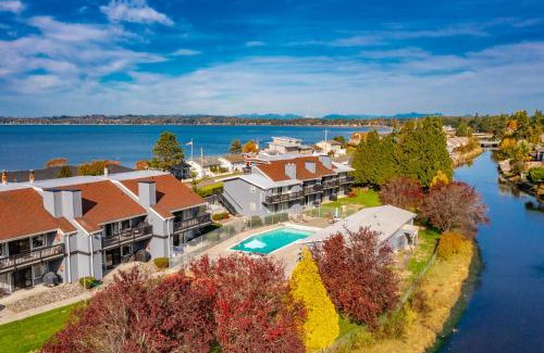 Birch Bay Apartamento | Modern Condo with Family-Friendly Hot Tub 102