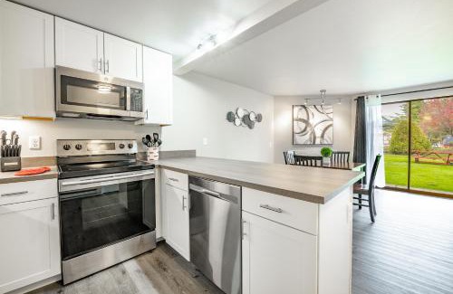 Birch Bay Apartamento | Modern Condo with Family-Friendly Hot Tub 102