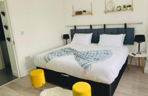 Stonnall Casa | Modern & Cosy 2-Bed Apartment Near NEC, Airport & JLR!