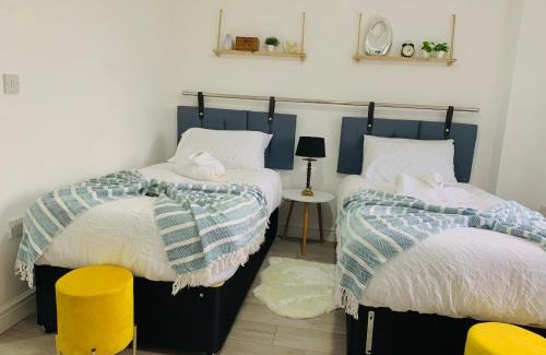Stonnall Casa | Modern & Cosy 2-Bed Apartment Near NEC, Airport & JLR!