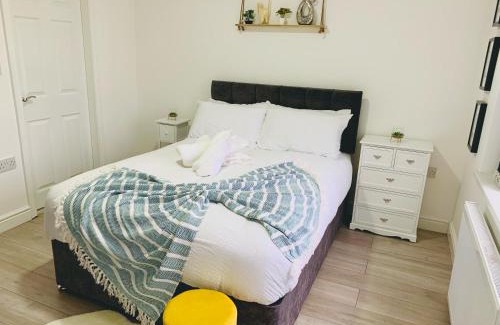 Stonnall Casa | Modern & Cosy 2-Bed Apartment Near NEC, Airport & JLR!