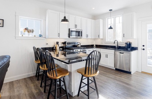 Arundel Cabaña | Modern cottage with shared pool, fast WiFi, loft, gas fireplace, fire pit, & W/D