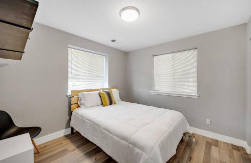 Barnum Casa | Modern, Cozy & Fun ~ 5min to DT ~ Games ~ Backyard