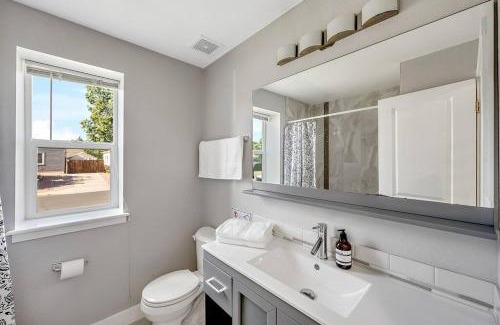 Barnum Casa | Modern, Cozy & Fun ~ 5min to DT ~ Games ~ Backyard