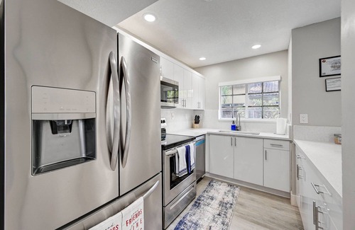 Richmond West Casa | Modern cozy home! Single Family with game room, Pool & Patio.