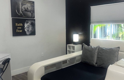 Tamiami Casa | Modern cozy home