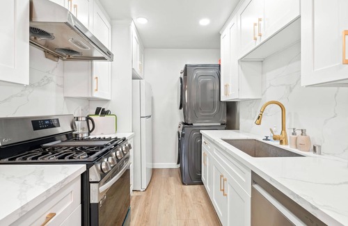 Monterey Park Apartamento | Modern Cozy Retreat Stylish Stay With Patio Parking
