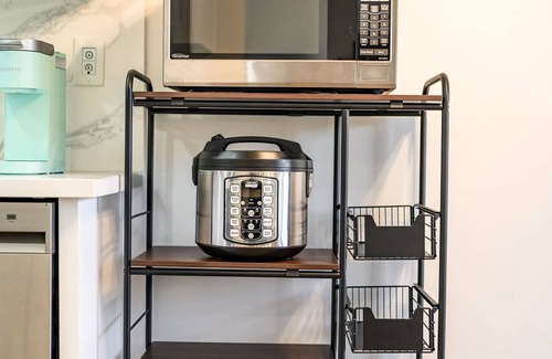 Monterey Park Apartamento | Modern Cozy Retreat Stylish Stay With Patio Parking