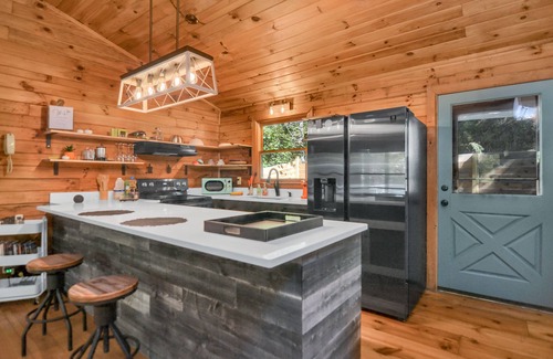 Ellijay Cabaña | Modern Creekside Cottage - Nearby Vineyards/Hiking