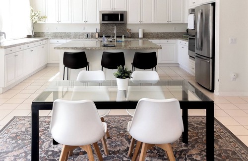 Mira Loma Casa | Modern Deluxe Family Home near Goose Creek