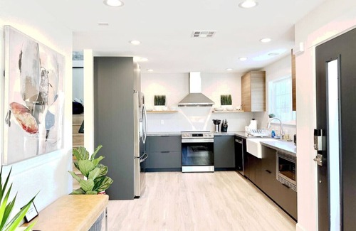 Washington - Guadalupe Villa | New Modern Designer 3B/4B Townhouse with Secure Parking in downtown