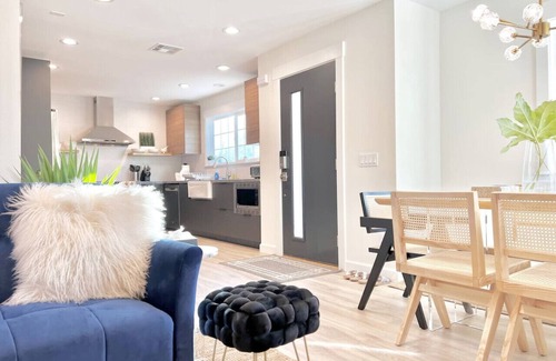 Washington - Guadalupe Villa | New Modern Designer 3B/4B Townhouse with Secure Parking in downtown