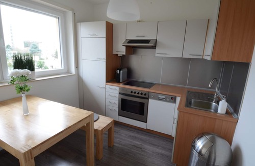 Kranichstein Apartamento | Estudio de diseño moderno con excelente vista y excelentes conexiones de transporte.