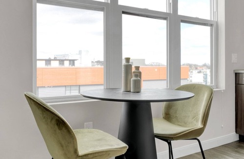 Dorchester Apartamento | Modern Dorchester Studio w/ W/D, Gym & Pool, by Blueground
