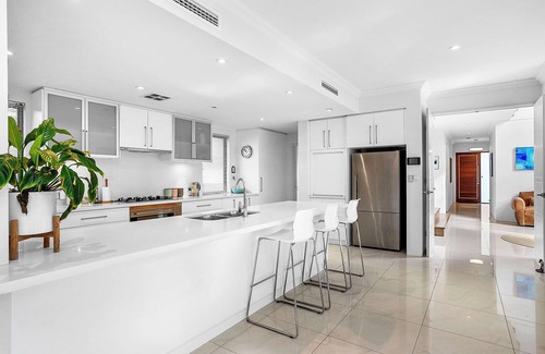 North Coogee Casa | Modern Double-Story Retreat - Walk to the beach