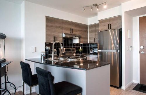 Fort York Apartamento | Modern Downtown Condo Free Parking Pool Balcony Walk to Lake