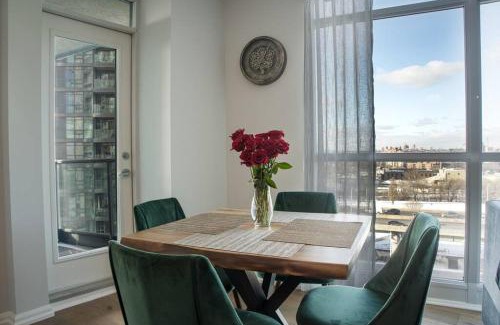 Fort York Apartamento | Modern Downtown Condo Free Parking Pool Balcony Walk to Lake
